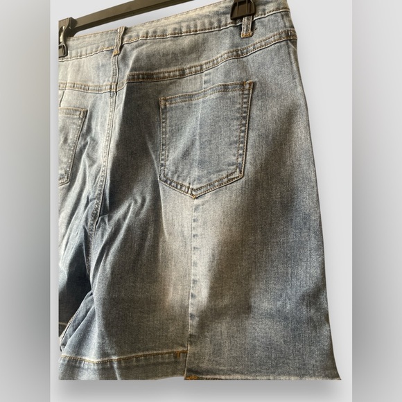 Hayden Los Angeles H6392 Women's Medium Light Wash Step Hem Denim Shorts, Size L - Picture 4 of 6